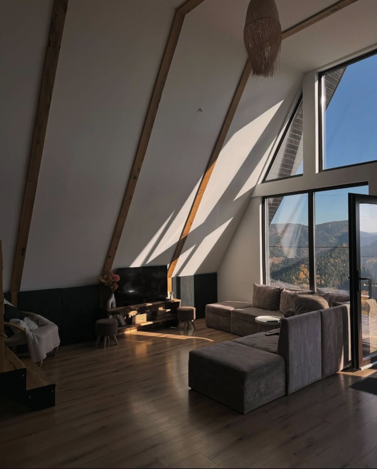 Living DOM CABIN — raze de soare prin geamurile panoramice A-frame