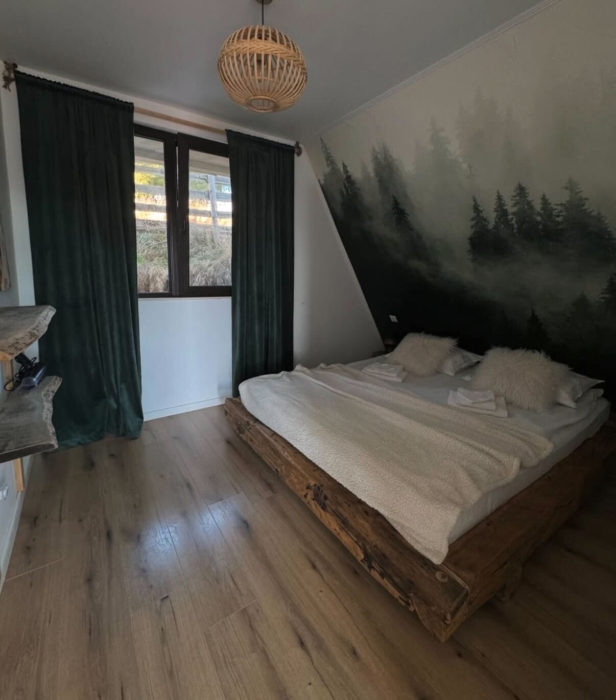 Dormitor cu tapet pădure