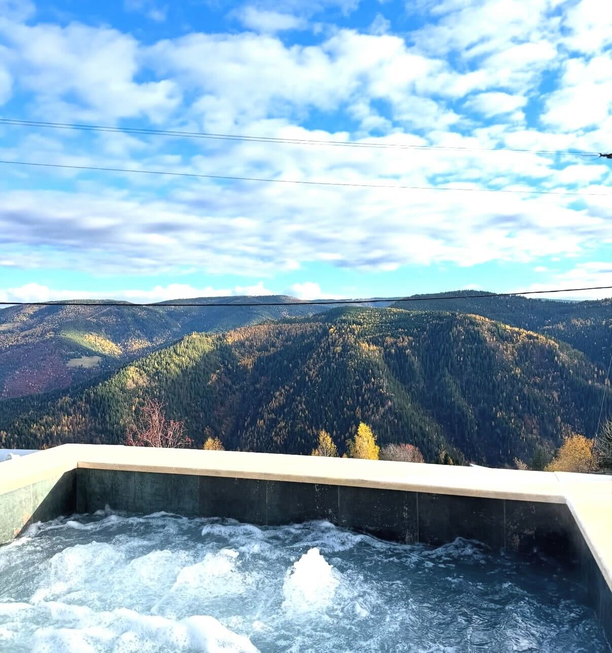 Ciubar cu priveliște panoramică la munți